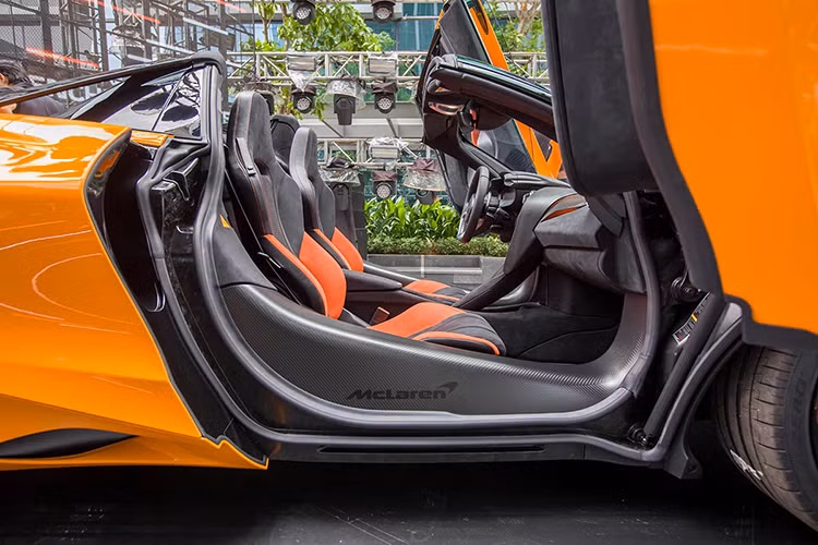 Nội thất của 750S kết hợp công nghệ tiên tiến với vật liệu tinh xảo. Trọng tâm của trải nghiệm người lái là các màn hình mới lấy người lái làm trung tâm, được gắn trong một hộp có các nút điều khiển để chọn các chế độ lái cùng hệ thống treo nằm ở hai bên.