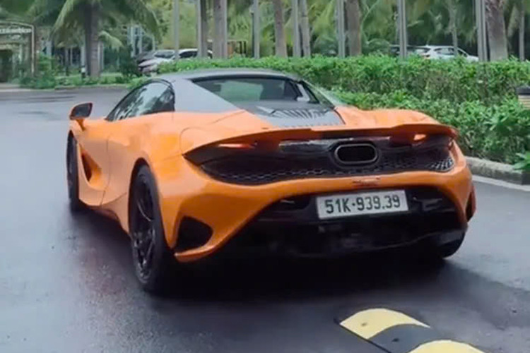 Được biết, chủ nhân của siêu xe mui trần McLaren 750S Spider gần 30 tỷ đồng chính hãng và duy nhất tại Việt Nam rất mê biển số đẹp. Đặc biệt là biển thần tài hay lộc phát. Chiếc McLaren 750S Spider này có màu sơn cam nhưng lại thiếu đi nhiều chi tiết carbon để tạo điểm nhấn, rất có thể chủ xe sẽ sớm nâng cấp trong thời gian tới. 