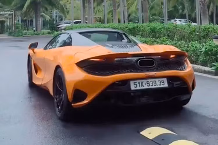 Được biết, chủ nhân của siêu xe mui trần McLaren 750S Spider gần 30 tỷ đồng chính hãng và duy nhất tại Việt Nam rất mê biển số đẹp. Đặc biệt là biển thần tài hay lộc phát. Chiếc McLaren 750S Spider này có màu sơn cam nhưng lại thiếu đi nhiều chi tiết carbon để tạo điểm nhấn, rất có thể chủ xe sẽ sớm nâng cấp trong thời gian tới. 