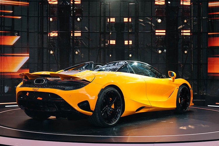 McLaren 750S Spider vẫn sử dụng động cơ là loại M840T V8, dung tích 4.0 lít, tăng áp kép của 765LT Spider nhưng có 1 số điều chỉnh khiến công suất xe chỉ 750 PS, thấp hơn 15 ps nhưng mạnh hơn 30 ps so với 720S Spider. Mô-men xoắn 590 Nm.