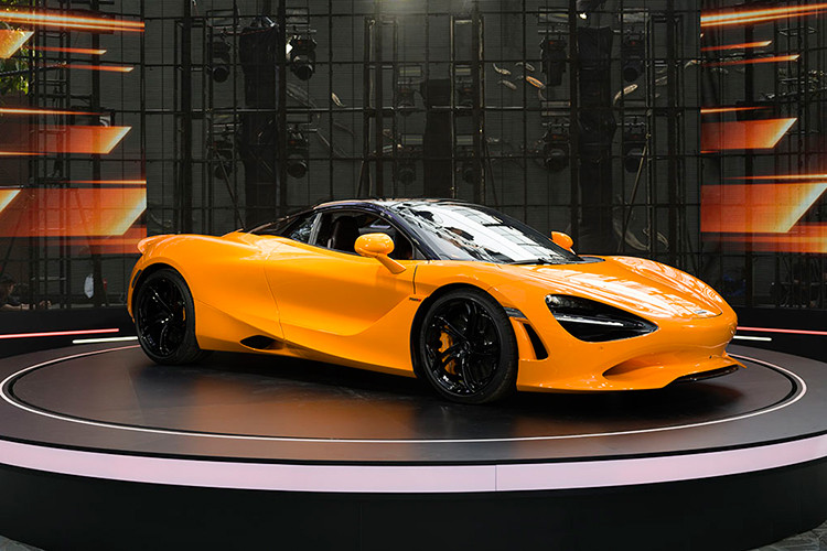 Sức mạnh của xe được truyền đến hệ dẫn động cầu sau thông qua hộp số ly hợp kép 7 cấp nhờ đó mà siêu xe mui trần McLaren 750S Spider dễ dàng tăng tốc từ vị trí xuất phát lên 100 km/h trong 2,8 giây, như 720S Spider, 0-200 km/h mất 7,3 giây và 0-300 km/h mất 20,4 giây. Tốc độ tối đa 332 km/h.