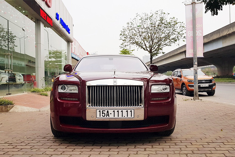 Hiện nay, Rolls-Royce Ghost đã phát triển lên phiên bản Series II (từ năm 2014), nhưng phiên bản đầu tiên sản xuất năm 2010 vẫn chứa đựng những giá trị to lớn của thương hiệu xe sang Anh quốc. Và thật bất ngờ khi mới đây, một trong những chiếc Ghost 2010 hiếm hoi tại Việt Nam đã được đưa lên sàn mua bán xe cũ.