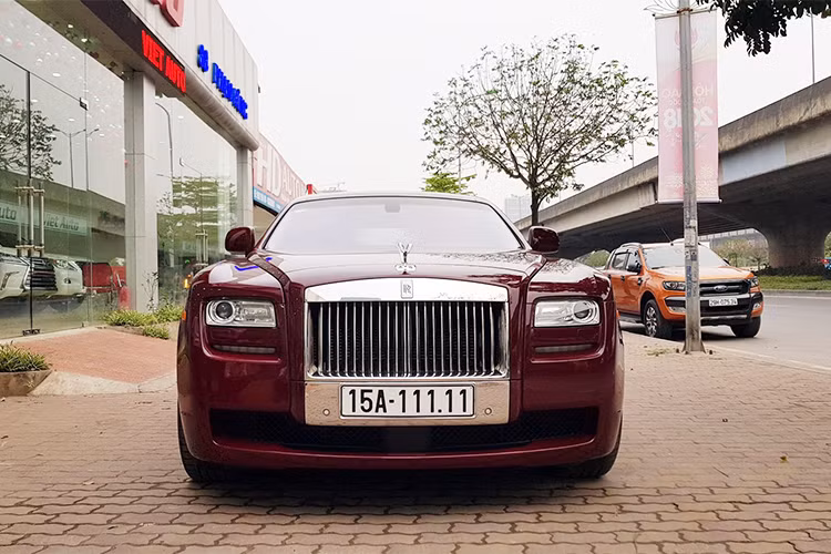 Hiện nay, Rolls-Royce Ghost đã phát triển lên phiên bản Series II (từ năm 2014), nhưng phiên bản đầu tiên sản xuất năm 2010 vẫn chứa đựng những giá trị to lớn của thương hiệu xe sang Anh quốc. Và thật bất ngờ khi mới đây, một trong những chiếc Ghost 2010 hiếm hoi tại Việt Nam đã được đưa lên sàn mua bán xe cũ.