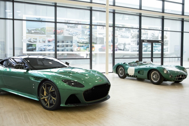  Siêu xe Aston Martin DBS 59 Edition được xây dựng dựa trên DBS Superleggera để tri ân chiếc xe đua huyền thoại DBR1 của AM đã giành vô địch giải đua 24 Hours of Le Mans năm 1959, nơi mà tay đua Roy Salvadori và Caroll Shelby đã về đích ở vị trí nhất, nhì trước cặp đôi được lái bởi 2 chị em Maurice Trintignant và Paul Frereine.