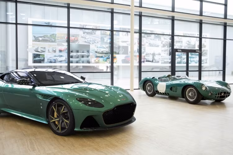  Siêu xe Aston Martin DBS 59 Edition được xây dựng dựa trên DBS Superleggera để tri ân chiếc xe đua huyền thoại DBR1 của AM đã giành vô địch giải đua 24 Hours of Le Mans năm 1959, nơi mà tay đua Roy Salvadori và Caroll Shelby đã về đích ở vị trí nhất, nhì trước cặp đôi được lái bởi 2 chị em Maurice Trintignant và Paul Frereine.