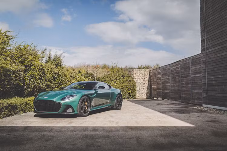 Chiếc DBS 59 Edition được dùng để trình làng sở hữu màu sơn xanh lục Aston Martin Racing Green kết hợp cùng phần mái sợi carbon bóng loáng mang dáng dấp của "đàn anh" là mẫu xe đua huyền thoại DBR1.