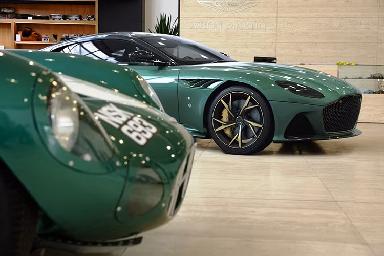 Các chi tiết đáng chú ý khác gồm có huy hiệu Superleggera, lưới tản nhiệt đặc biệt có thêm viền, la-zăng hợp kim 21 inch hình chữ Y sơn satin và bộ kẹp phanh màu vàng nổi bật.