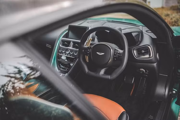 Đối với nội thất, các ghế ngồi trên siêu xe Aston Martin DBS 59 Edition vẫn giống như DBS Superleggera nhưng được làm mới với da bọc hai tông - Obsidian Black và Chestnut Tan - cùng một vài chi tiết trang trí lấy cảm hứng từ xe đua DBR1.