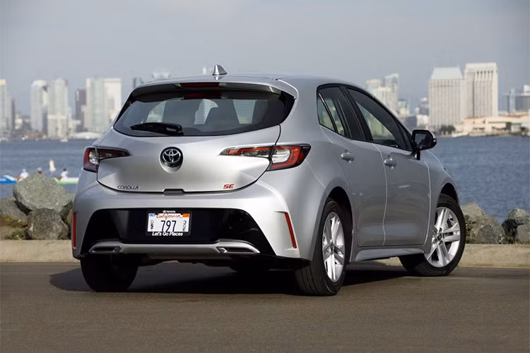 Được phát triển dựa trên cơ sở gầm bệ TNGA, Toyota Corolla Hatchback 2019 thực chất là phiên bản Bắc Mỹ của Auris tại thị trường châu Âu. So với phiên bản cũ, Toyota Corolla Hatchback 2019 dài hơn 15 mm, rộng hơn 15 mm và có chiều dài cơ sở tăng 38 mm.