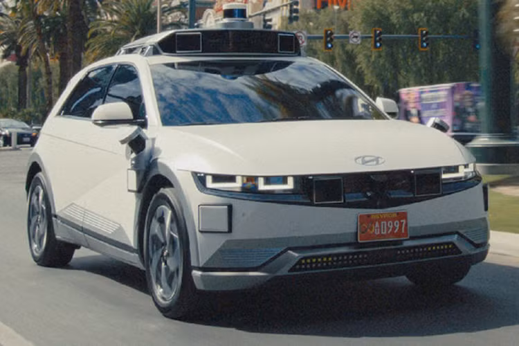 So với IONIQ 5 thường, Robotaxi Hyudnai IONIQ 5 tự lái được trang bị hơn 30 cảm biến, camera, radar và lidar để mang lại khả năng nhận biết 360 độ bên cạnh hình ảnh có độ phân giải cao và phát hiện vật thể ở tầm xa, để đảm bảo khả năng tự lái ổn định và an toàn.