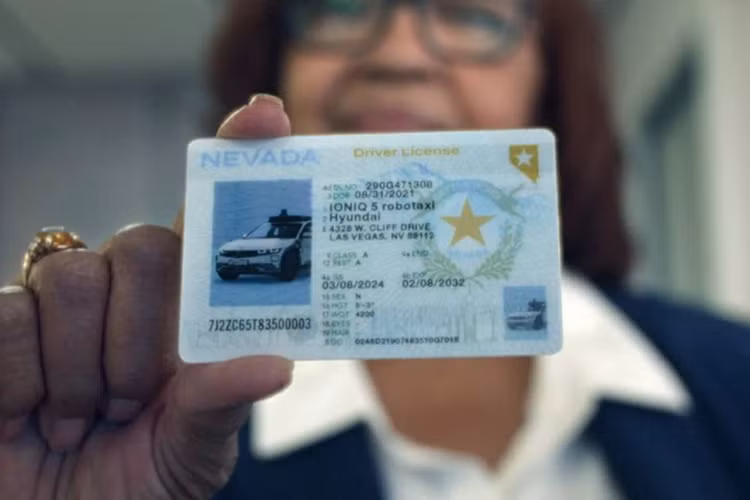 Ngồi ở ghế hành khách phía trước, Jones đánh giá robotaxi theo tiêu chí giống như con người. Nó được theo dõi về tốc độ, chuyển làn, thao tác, rẽ trái và duy trì làn đường.