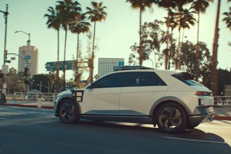 Robotaxi IONIQ 5 của Hyundai dựa trên Nền tảng mô-đun điện toàn cầu (E-GMP), nền tảng xe điện chạy pin chuyên dụng (BEV) của Tập đoàn ô tô Hyundai. Nó nổi lên như một sự hợp tác giữa Hyundai Motors và Motional, một nhà phát triển công nghệ lái xe tự động.