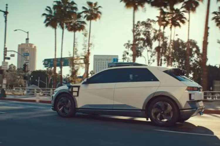 Robotaxi IONIQ 5 của Hyundai dựa trên Nền tảng mô-đun điện toàn cầu (E-GMP), nền tảng xe điện chạy pin chuyên dụng (BEV) của Tập đoàn ô tô Hyundai. Nó nổi lên như một sự hợp tác giữa Hyundai Motors và Motional, một nhà phát triển công nghệ lái xe tự động.