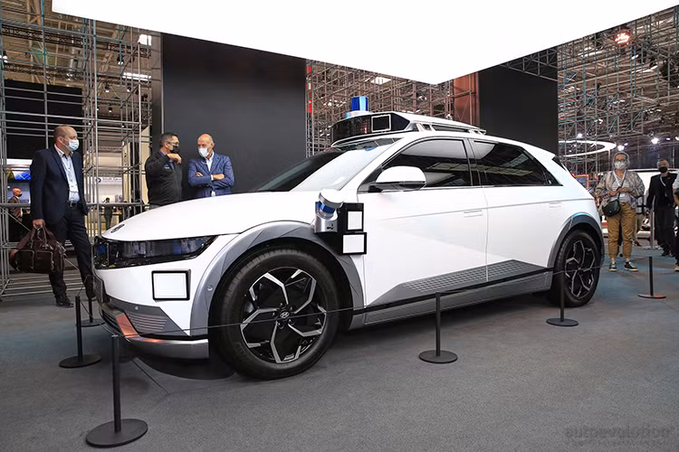 Robotaxi mới này dựa trên mẫu xe SUV Hyundai IONIQ 5 chạy hoàn toàn bằng điện, đã thể hiện kỹ năng tự lái của mình để đạt được hiệu suất lái ổn định trong nhiều điều kiện đường sá nhằm mang lại sự an toàn vượt trội.