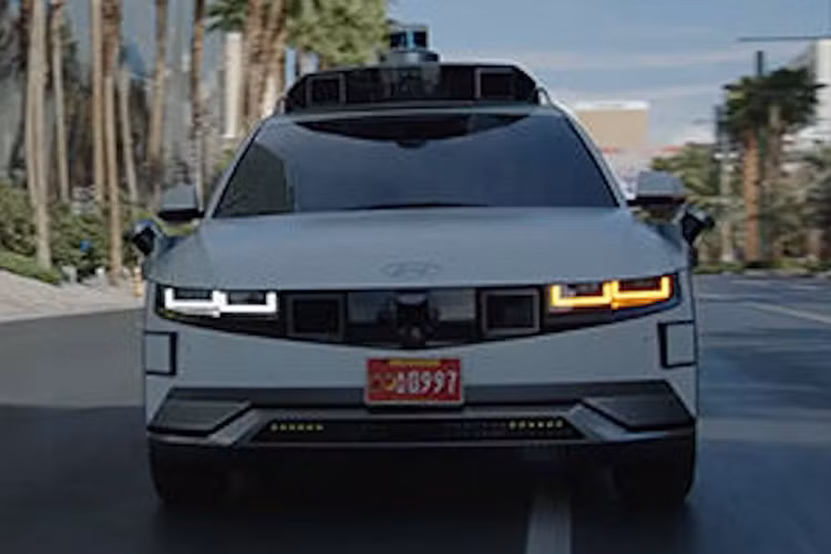 Chứng rối loạn thoái hóa này đã hạn chế khả năng tự do di chuyển của Pearl. Tuy nhiên, với robotaxi mới đã được chứng nhận này, Pearl và những người khuyết tật như cô đã bớt phụ thuộc vào người khác để di chuyển hàng ngày.