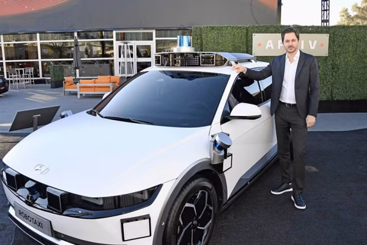 Hyundai vừa công bố phiên bản tự lái Robotaxi Hyundai IONIQ 5 mới đã hoàn thành khoá kiểm tra tương tự như quy trình thi sát hạch giấy phép lái xe thực tế của Hoa Kỳ.