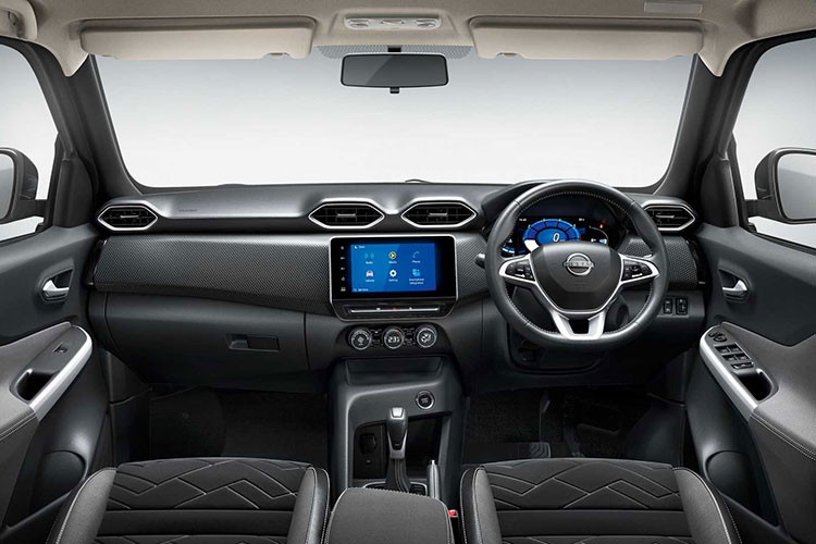 Tuy nhỏ gọn nhưng Nissan Magnite giá rẻ vẫn được trang bị nội thất 5 chỗ ngồi. Bước vào bên trong xe, người lái sẽ thấy mặt táp-lô có thiết kế khá bắt mắt với 4 cửa gió điều hòa hình lục giác. Bên dưới 2 cửa gió điều hòa trung tâm là màn hình cảm ứng 8 inch của hệ thống thông tin giải trí. Trong khi đó, đằng sau vô lăng xuất hiện bảng đồng hồ kỹ thuật số toàn phần với màn hình màu 7 inch.