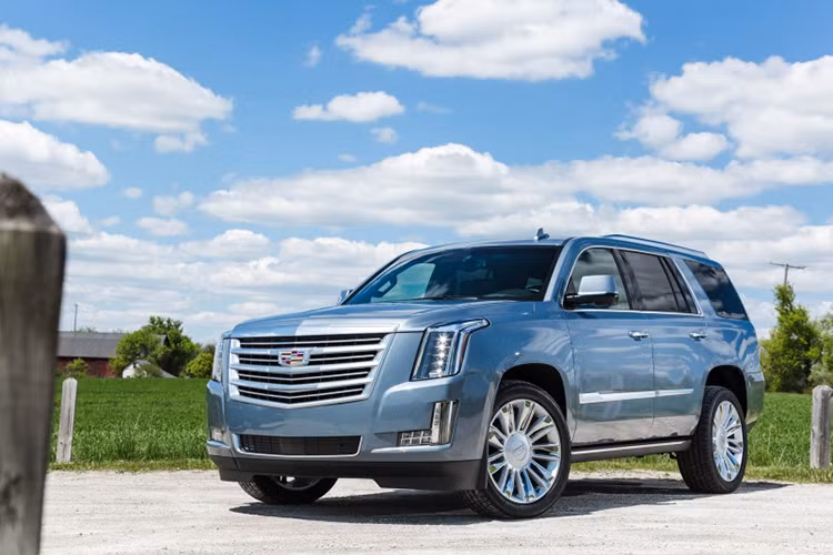 Nhìn vào loạt ảnh bên trong nội thất của mẫu xe này, có lẽ bạn sẽ đoán đây là Rolls-Royce, Bentley. Tuy nhiên, những hình ảnh này mô tả chân thực không gian bên trong một chiếc Cadillac Escalade ESV đời 2016.