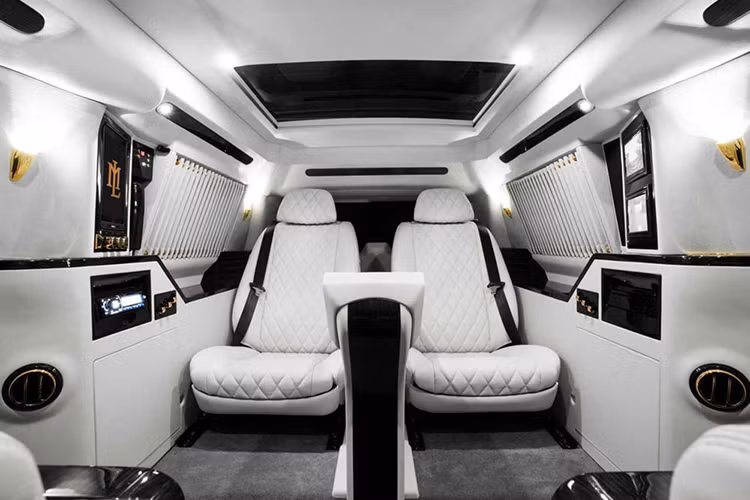 Qua bàn tay tài hoa và sáng tạo của các kỹ sư của Lexani, họ đã tạo được một chiếc xe với nội thất sang nhất thế giới, có khi còn vượt cả chiếc SUV đang rất HOT của Bentley là Bentayga hay bất cứ mẫu siêu xe sang nào của Roll-Royce.