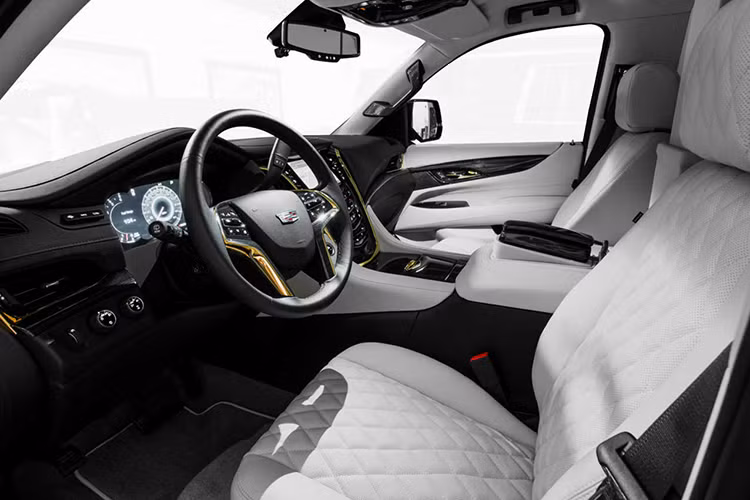 Sau khi qua tay hãng độ Lexani Motorcars, một phiên bản Cadillac sang trọng tột bậc ra đời mang tên 2016 Cadillac Escalade ESV Sky Captain Piano với nội thất cực kỳ sang chảnh - nó có thể sánh ngang khách sạn 5 sao của Dubai.