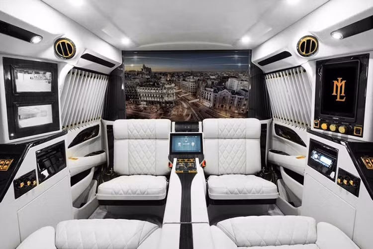 Ngoài các chi tiết được bọc da, vải cao cấp và ốp gỗ quý..., các chi tiết khác còn đơcj mạ vàng, đính đá cùng với hệ thống tivi và máy tính, máy tính bảng xuất hiện kế nối với mạng xã hội toàn cầu.