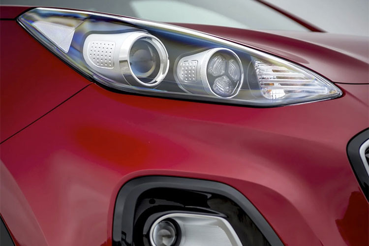 Phía sau của chiếc crossover nhà Kia không thay đổi nhiều so với trước. Đèn hậu chỉ thay đổi một chút và loại bỏ đi dải chrome của phiên bản trước. Đèn cảnh báo xe lùi bố trí lại, tách biệt hơn so với cản sau.