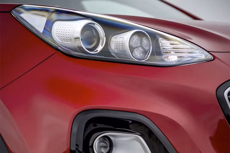 Phía sau của chiếc crossover nhà Kia không thay đổi nhiều so với trước. Đèn hậu chỉ thay đổi một chút và loại bỏ đi dải chrome của phiên bản trước. Đèn cảnh báo xe lùi bố trí lại, tách biệt hơn so với cản sau.