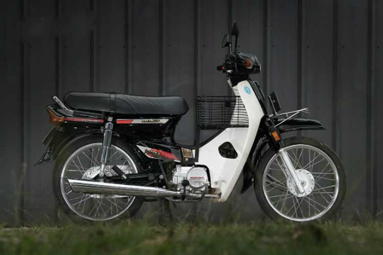 Chiếc xe máy số phổ thông Honda Dream huyền thoại từng là "giấc mơ" đối với biết bao người dùng Việt. Trải qua hàng chục năm, Honda mang lại cho người dùng một mẫu xe số chất lượng, bền bỉ. Tuy đã ngưng sản xuất từ giữa năm 2017 tại Việt Nam, nhưng đến nay Dream vẫn đang tiếp tục được sản xuất ở một số nước trên thế giới.