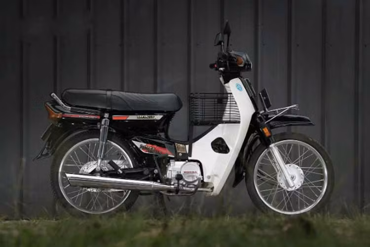 Chiếc xe máy số phổ thông Honda Dream huyền thoại từng là "giấc mơ" đối với biết bao người dùng Việt. Trải qua hàng chục năm, Honda mang lại cho người dùng một mẫu xe số chất lượng, bền bỉ. Tuy đã ngưng sản xuất từ giữa năm 2017 tại Việt Nam, nhưng đến nay Dream vẫn đang tiếp tục được sản xuất ở một số nước trên thế giới.