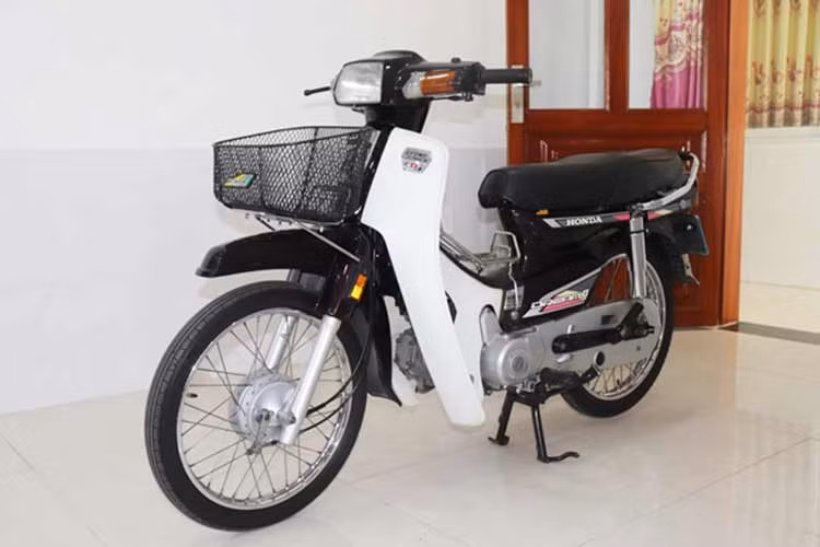  Dream II - huyền thoại những năm 90 Xe máy Honda Dream bắt đầu được bán tại Thái Lan từ năm 1985 với tên gọi Dream II sử dụng động cơ 100cc, cơ cấu đạp nổ và mang số hiệu HAE05E. Ngoài ra, ở các thị trường khác, Honda Dream cũng xuất hiện nhưng với tên gọi khác như Super Cub 100EX tại Nhật, Honda EX5 tại Malaysia, Astrea Prima tại Indonesia... và được nhập khẩu khá ít về Việt Nam bởi giá thành quá cao thời điểm đó.