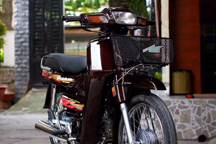  Honda Dream lùn - Dream Exces Cùng với Dream II thì một dòng xe phổ thông được nhập khẩu từ Thái Lan trong những năm thập niên 90 chính là "Dream lùn" - chiếc xe này có tên gọi tại thị trường Thái Lan là Dream 100 hay Dream Exces. So với Dream "cao" thì chiếc Honda Dream lùn có thiết kế mềm mại hơn, liền lạc hơn thay vì vuông thành sắc cạnh. Khi nhập về Việt Nam, hầu hết Dream lùn đều có màu mận chín, và một số khác có màu đen, xanh... 