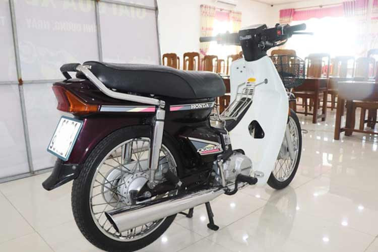 Tới những năm 1990, Honda cho ra mắt phiên bản Dream II "tem hồng" có tích hợp bộ đề thay thế cho cách khởi độ đạp nổ sơ khai. Và đến năm 1992, những chiếc xe Dream II "tem hồng" đầu tiên nhập về Việt Nam dưới dạng "xe 3 cục" (3 hộp đựng chi tiết tháo rời của xe), thời điểm này giá xe Honda Dream nhập Thái có mức giá ngang ngửa một căn nhà và chỉ có những đại gia mới đủ tầm sở hữu.