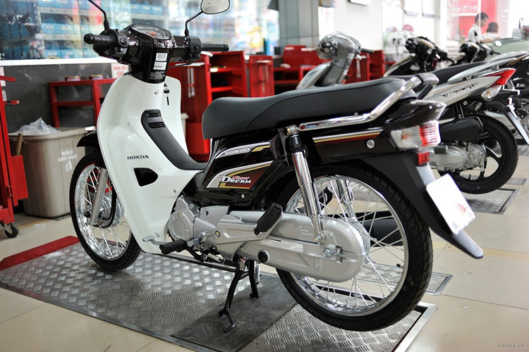 Nhằm tạo sức hút trước sự ra mắt của nhiều mẫu xe từ các thương hiệu khác, Honda Việt Nam cho ra mẫu Super Dream 2010 với một số cải tiến về thiết kế như thay đổi kiểu đèn pha halogen sáng hơn, ống xả được thiết kế lại an toàn hơn... nhưng động cơ vẫn như cũ. Trong khoảng thời gian này, vào 2012, Honda Thái Lan lại cho ra mắt mẫu Honda Dream 110i với việc trang bị động cơ phun xăng điện tử, dung tích 110cc.