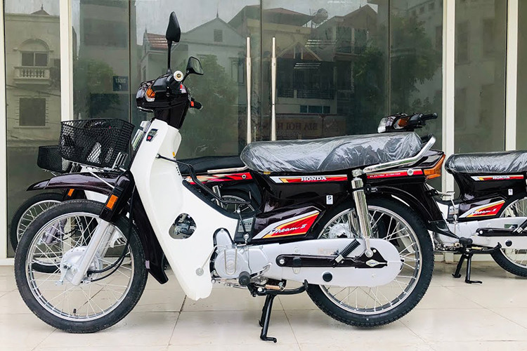 Những năm 1993-1994, phiên bản Dream Thái "tem lửa" bắt đầu được nhập khẩu nguyên chiếc về Việt Nam. Honda Dream Thái "tem lửa" có giá đắt hơn bản cũ 2-3 triệu đồng (giá vàng thời đó là 5 triệu đồng/cây) so với Dream "tem hồng". Xe Dream II thời đó chính là một tài sản vô cùng lớn (giá trị hàng chục cây vàng - tương đương một mảnh đất phố Hà Nội). Chính vì vậy, xe Dream II suốt thời gian dài được coi như là một biểu tượng của sự giàu có, quyền lực.