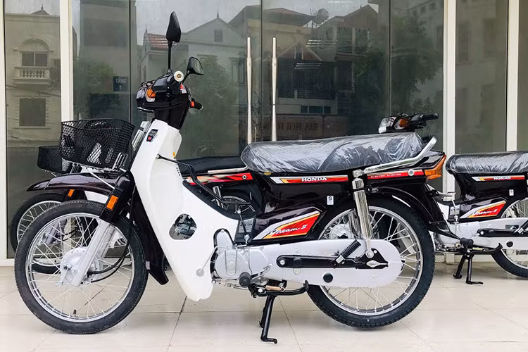 Những năm 1993-1994, phiên bản Dream Thái "tem lửa" bắt đầu được nhập khẩu nguyên chiếc về Việt Nam. Honda Dream Thái "tem lửa" có giá đắt hơn bản cũ 2-3 triệu đồng (giá vàng thời đó là 5 triệu đồng/cây) so với Dream "tem hồng". Xe Dream II thời đó chính là một tài sản vô cùng lớn (giá trị hàng chục cây vàng - tương đương một mảnh đất phố Hà Nội). Chính vì vậy, xe Dream II suốt thời gian dài được coi như là một biểu tượng của sự giàu có, quyền lực.