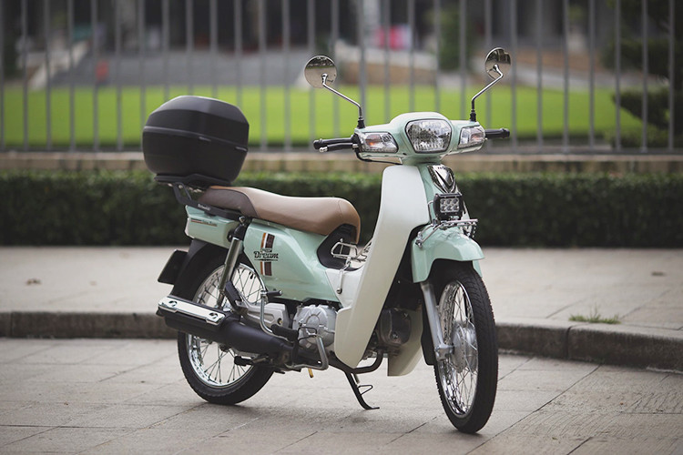 Đến tháng 5/2017, Honda Việt Nam lặng lẽ khai tử Super Dream sau hơn 21 năm có mặt trên thị trường Việt Nam với lý do không đáp ứng tiêu chuẩn khí thải mới từ năm 2017. Tuy nhiên, rất nhiều người tin rằng, việc ngưng sản xuất Super Dream là một trong những động thái cần thiết vì sau rất nhiều năm ở tình trạng ế ẩm.