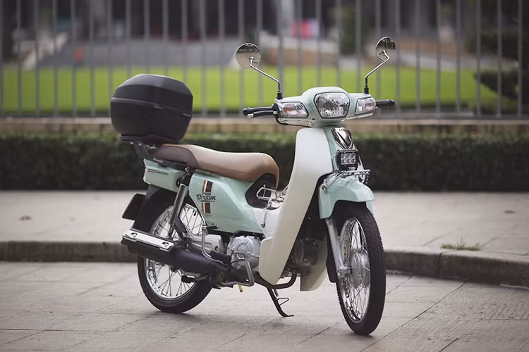 Đến tháng 5/2017, Honda Việt Nam lặng lẽ khai tử Super Dream sau hơn 21 năm có mặt trên thị trường Việt Nam với lý do không đáp ứng tiêu chuẩn khí thải mới từ năm 2017. Tuy nhiên, rất nhiều người tin rằng, việc ngưng sản xuất Super Dream là một trong những động thái cần thiết vì sau rất nhiều năm ở tình trạng ế ẩm.