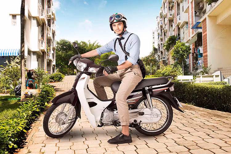  Honda Super Dream lắp ráp Việt Nam Năm 1996, Honda được cấp phép đầu tư vào Việt Nam. Tháng 12/1997, Honda Việt Nam cho ra mắt Honda Super Dream - chiếc Dream được Việt hóa với động cơ và thiết kế tương tự Dream II của Thái nhưng giá rẻ hơn rất nhiều. Honda Super Dream 1997 được trang bị động cơ 1 xi-lanh, 4 kỳ SOHC có kết cấu đơn giản, dễ sửa chữa và cực kỳ bền bỉ.