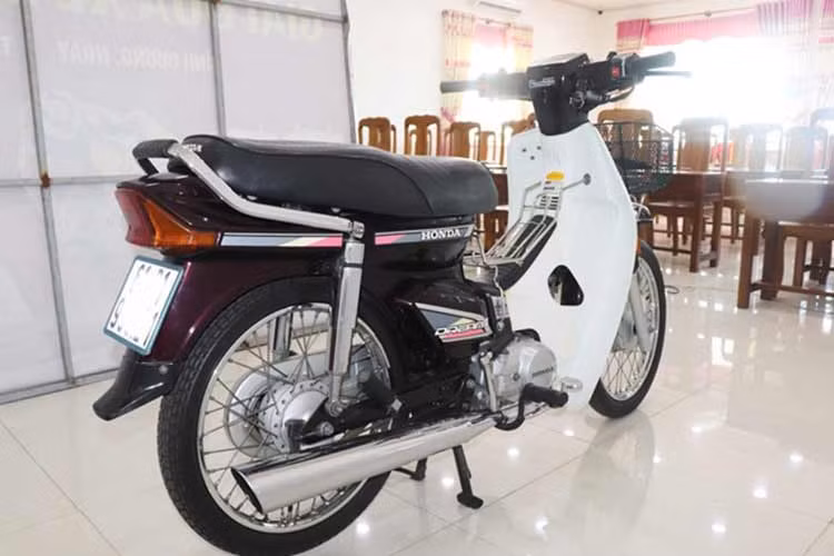 Tới những năm 1990, Honda cho ra mắt phiên bản Dream II "tem hồng" có tích hợp bộ đề thay thế cho cách khởi độ đạp nổ sơ khai. Và đến năm 1992, những chiếc xe Dream II "tem hồng" đầu tiên nhập về Việt Nam dưới dạng "xe 3 cục" (3 hộp đựng chi tiết tháo rời của xe), thời điểm này giá xe Honda Dream nhập Thái có mức giá ngang ngửa một căn nhà và chỉ có những đại gia mới đủ tầm sở hữu.