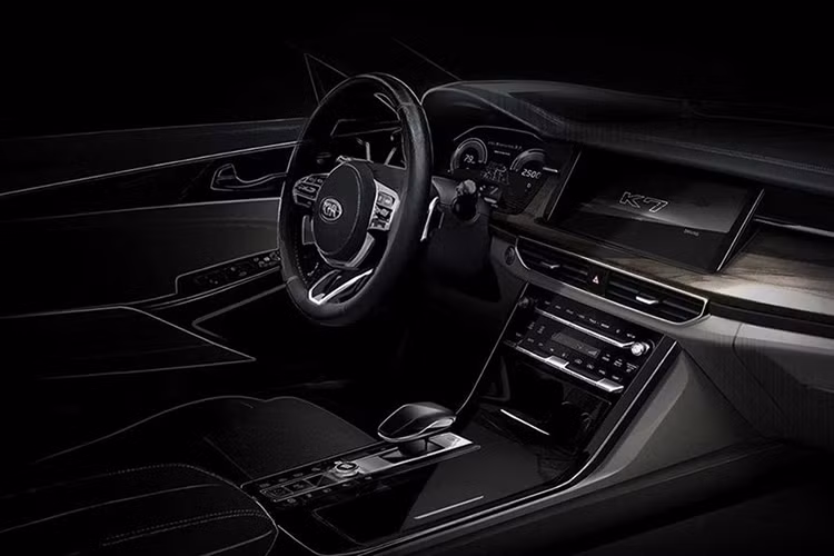 Ngoài ra, hãng xe ôtô Kia còn nâng cấp cả các nút chỉnh hệ thống điều hòa, cần số và khu vực xung quanh trên cụm điều khiển trung tâm. Trong khi đó, vô lăng của K7 mới có vẻ được bê nguyên từ phiên bản cũ sang.