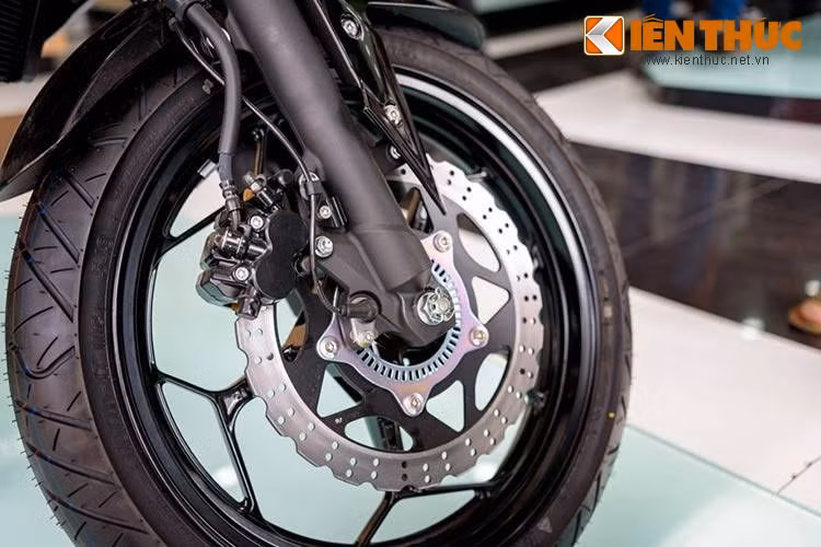 Điểm mạnh của Z300 so với các đối thủ cùng phân khúc là hệ thống phanh đĩa ABS, đường kính 290 mm cùng kẹp phanh 2 piston phía trước. Phiên bản tiêu chuẩn được trang bị vành 17 inch và phuộc trước đường kính 37 mm.