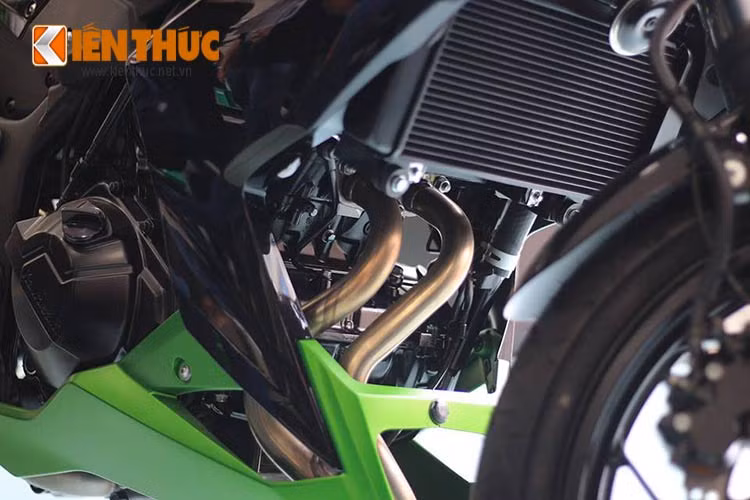 Bên cạnh hệ thống ABS xuất hiện trên xe, Kawasaki còn trang bị cho Z300 cặp vành la-zăng thể thao đa chấu 17 inch, đi kèm với đó là cặp lốp không xăm - thông số lốp trước cỡ 110/70 và lốp sau là 140/70.