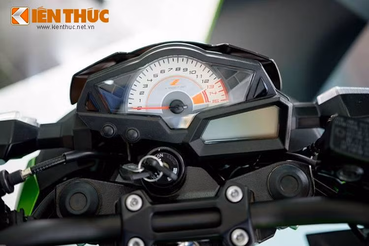  Xe sở hữu bảng đồng hồ thiết kế thể thao với đồng hồ đo công-tơ-mét và màn hình LCD hiển thị đầy đủ chức năng. Đèn nền LED màu hổ phách giúp tăng thêm vẻ mạnh mẽ của mẫu naked-bike Z300. 