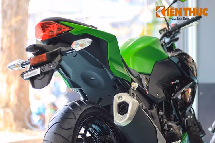 Chiếc naked-bike 300 phân khối của Kawasaki tại Việt Nam được trang bị cặp phuộc trước dạng ống lồng đường kính 37 mm, giảm xóc Bottom-Link Uni-Trak dạng đơn phía sau.