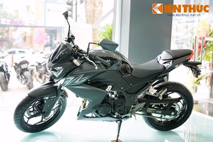 Sau hàng loạt những tin đồn về ngày ra mắt, giá bán... Cuối cùng, chiếc nakedbike Kawasaki Z300 ABS cũng được xuất hiện tại Việt Nam vào ngày hôm qua 27/1 tại một đại lý chính hãng tại TP HCM.