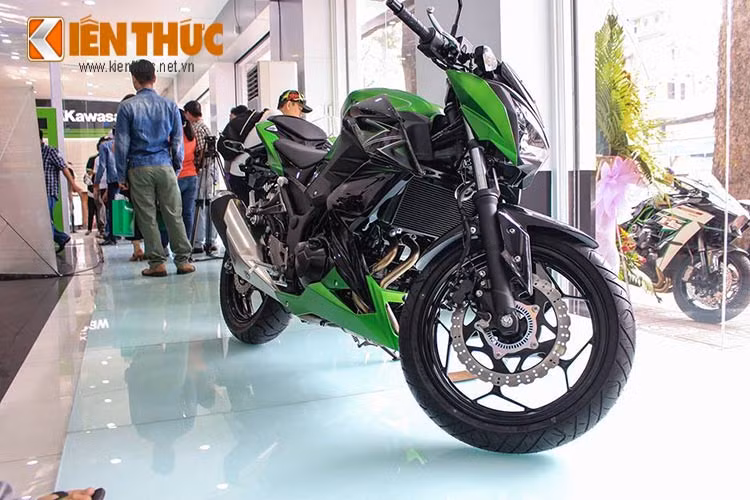 Chiếc nakedbike giá mềm Z300 được hãng xe Nhật Bản Kawasaki phân phối chính hãng tại thị trường Việt Nam. Mức giá niêm yết là 149 triệu đồng, tương tương với mức giá của "người anh em" sportbike Ninja 300.