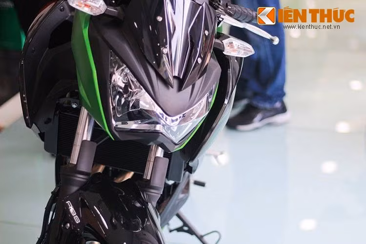  Về ngoại hình, thiết kế của Kawasaki Z300 trông khá giống với đàn anh Z800 đã từng xuất hiện tại Việt Nam, đặc biệt là ở cụm đèn pha sắc nhọn. Bên cạnh đó, thân xe có nhiều đường góc cạnh không hề kém cạnh những đàn anh dòng Z. 