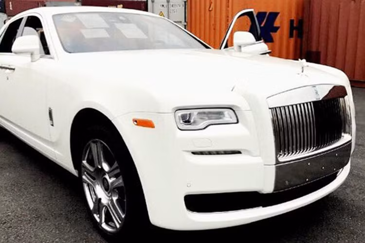 Rolls-Royce Ghost Series II tại thị trường Việt Nam có giá cao gấp 5 lần mức giá xuất xưởng vì thuế tiêu thụ đặc biệt mới được áp dụng từ ngày 1/7/2016. Trong đó, những mẫu xe được trang bị động cơ có dung tích xy-lanh trên 6.0 lít như Rolls-Royce phải chịu mức thuế 150%. Việt Nam hiện cũng là một trong những quốc gia có giá xe cao nhất thế giới..