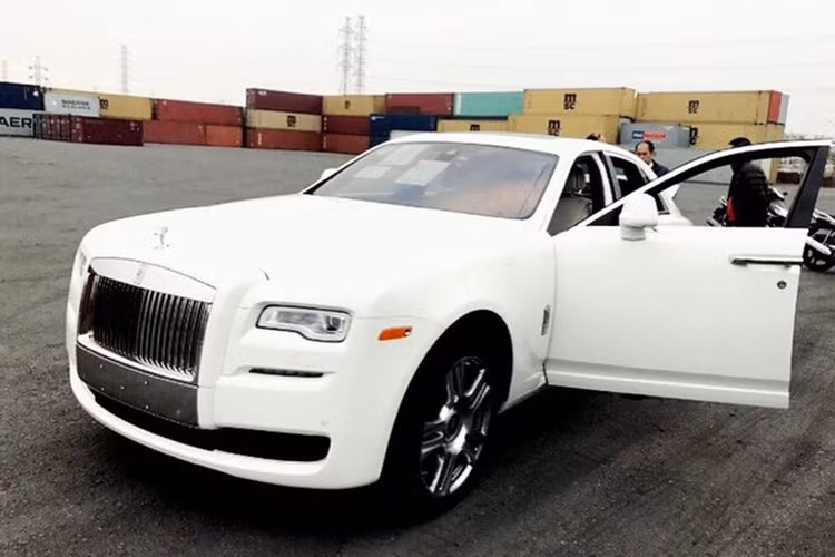Vào thời điểm cận Tết Nguyên đán, những chiếc siêu xe và xe siêu sang vẫn liên tục được các nhà nhập khẩu tư nhân đưa về nước nhằm phục vụ đại gia Việt. Trong đó có một chiếc siêu sang Rolls-Royce Ghost Series II được "đập thùng" vào chiều ngày 25/1/2017, tức 28 Tết.