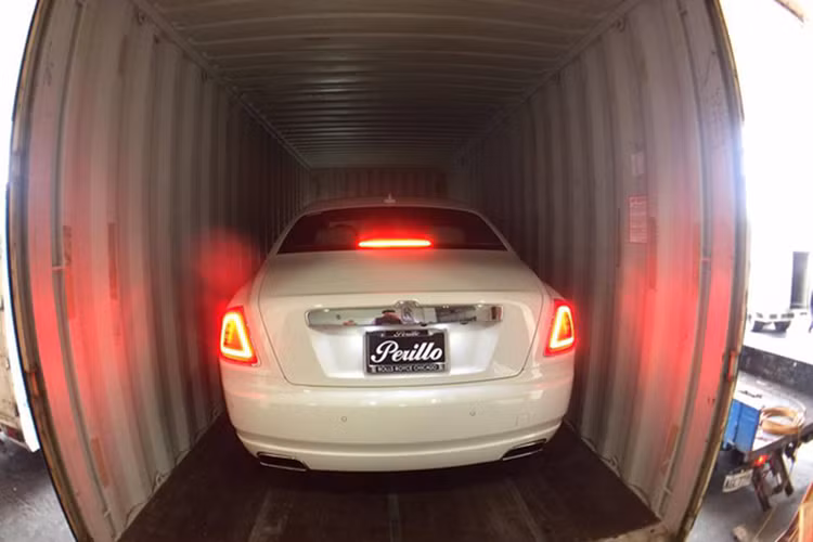 Được biết, chiếc Rolls-Royce Ghost Series II vừa về nước theo diện nhập khẩu không chính hãng và hiện vẫn chưa rõ giá bán dành cho xe siêu sang này. Tại thị trường Việt Nam, những chiếc Rolls-Royce Ghost Series II chính hãng được phân phối với mức giá từ 38 đến 42 tỷ đồng.